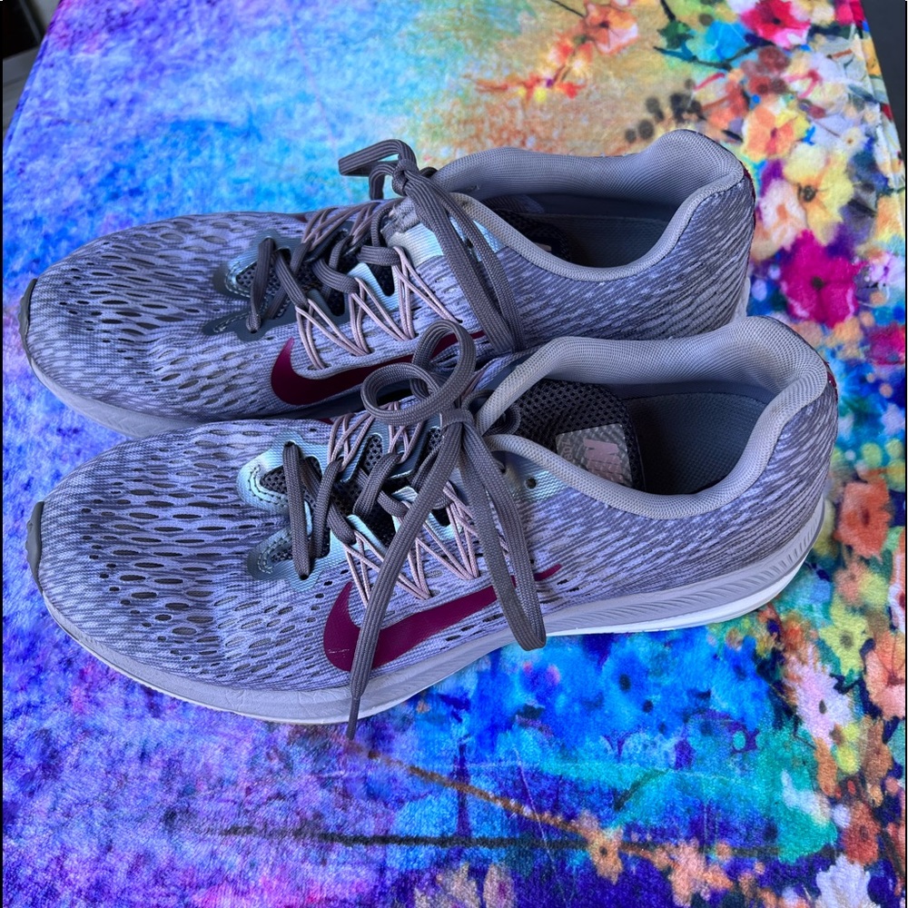 Nike Zoom Winflo 5 Size 10- Grey and Pink- Great Condition